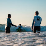 Cours de handi-surf auprès d'un public de jeunes enfants